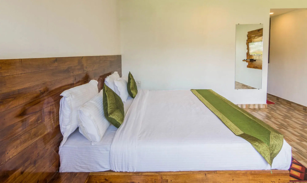 Treebo Lands End Beach Resort - 100m From Morjim Beach