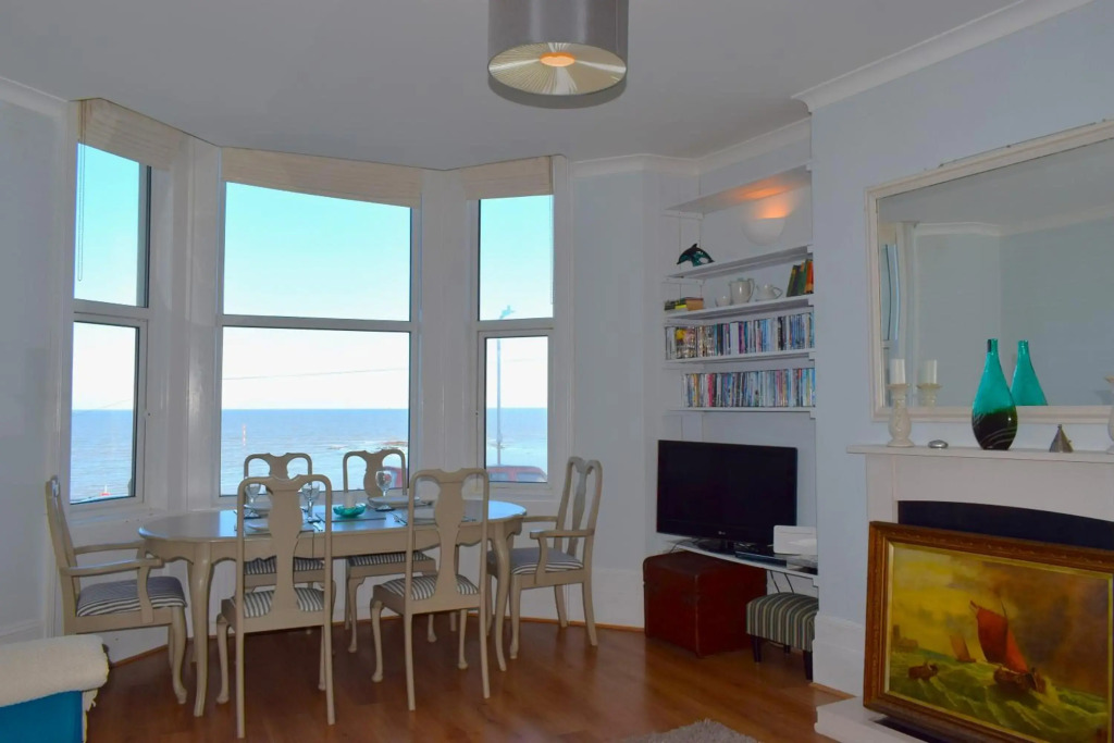 Seascape Retreat with Parking