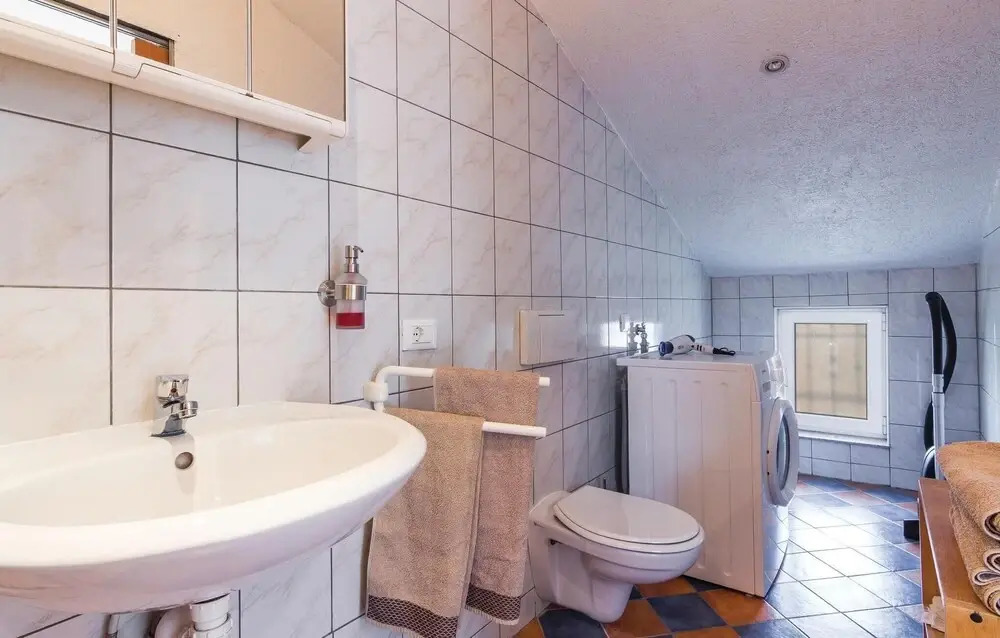 Stunning Home in Musalez With Wifi and 1 Bedrooms