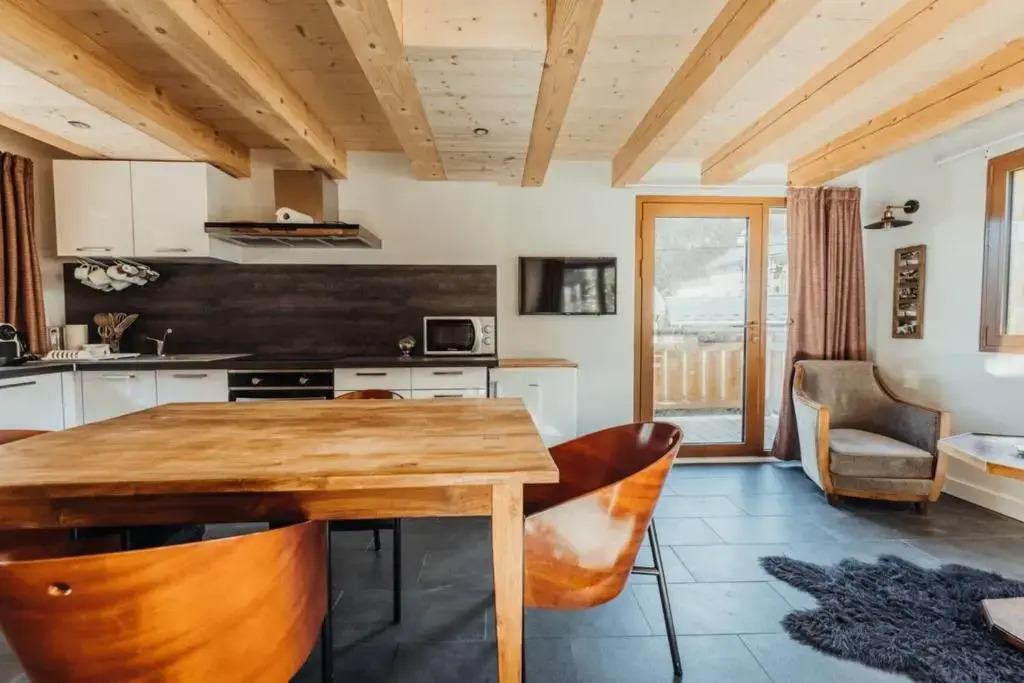 Chalet with mountain view and 2 min walk from the city center