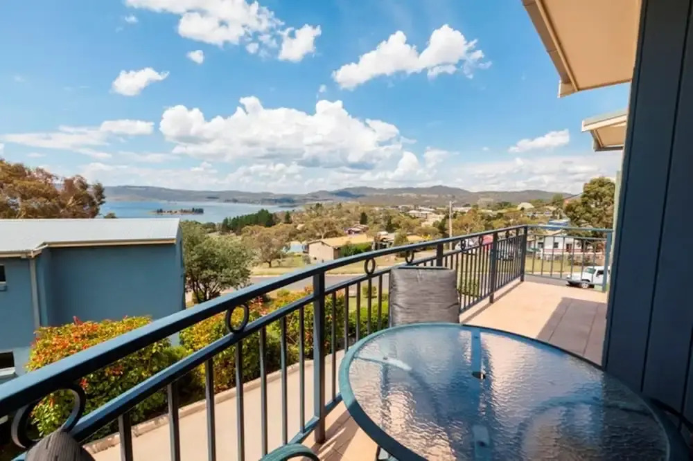 Torino 3 - Lake Jindabyne & Snowy Mountain Views