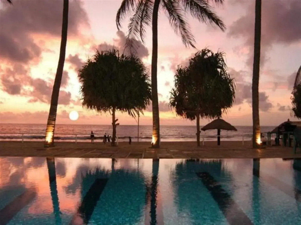 Earls Regent Negombo "Golden Shore at Your Door - Find Your Dream Stay"