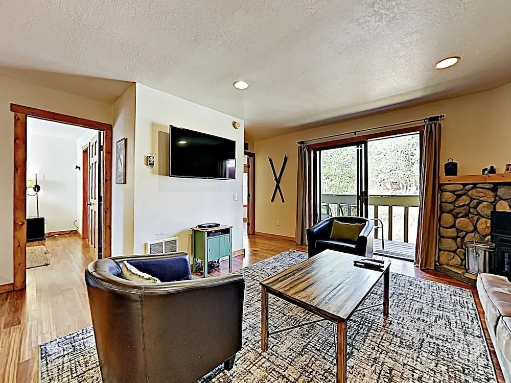 Mountain-view W/ Pool & Hot Tub, Near Skiing 2 Bedroom Condo