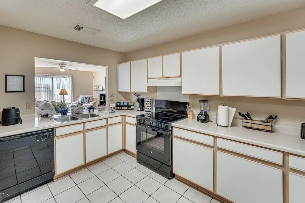 Bright San Antonio Home  13 Mi to Downtown!