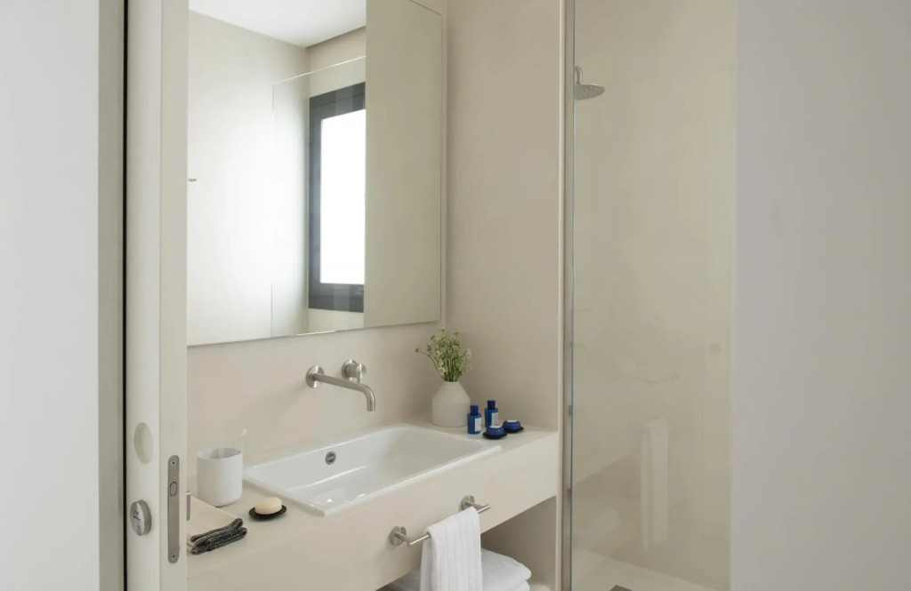 Premium apartment in El Gótico with 3 bedrooms and 3 bathrooms, two of them en suite.