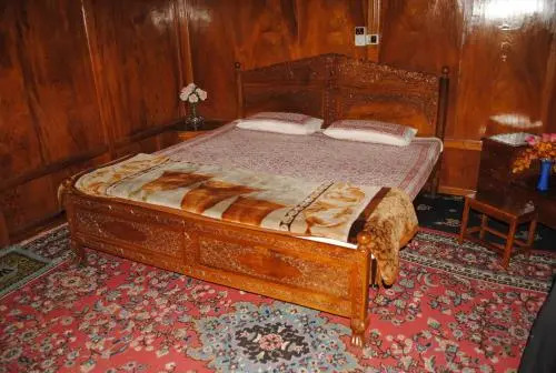 New Chez Henry Houseboat
