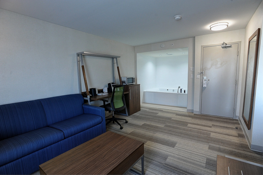Holiday Inn Express & Suites Toronto Airport West by IHG