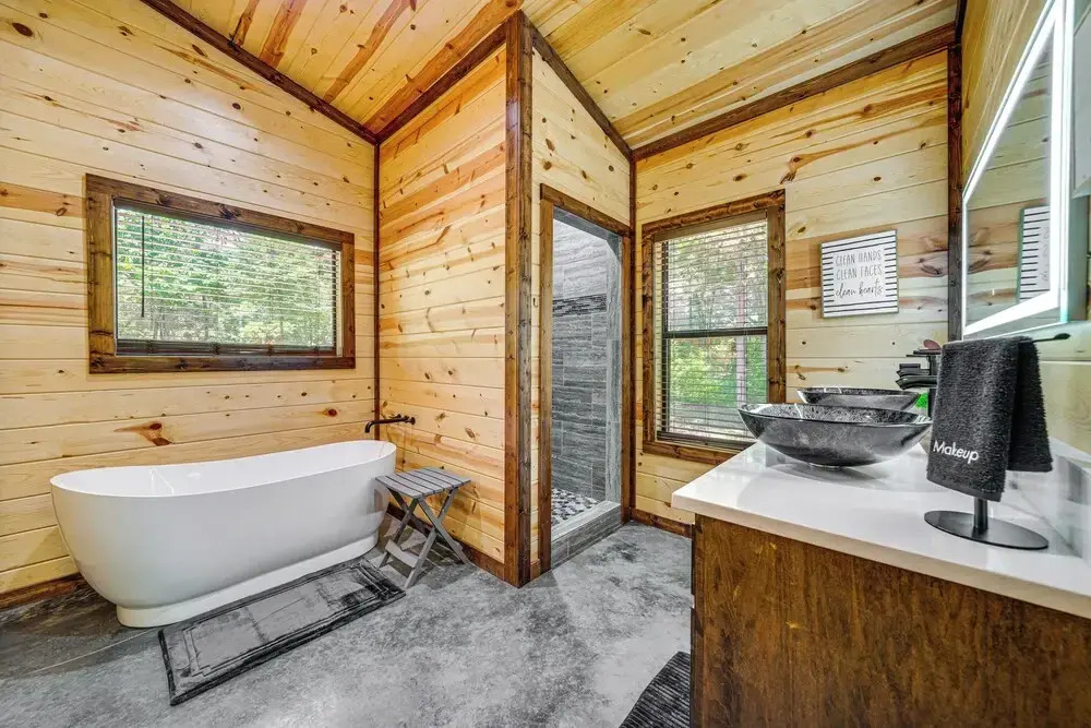 Private Hot Tub: Luxe Cabin in Broken Bow!