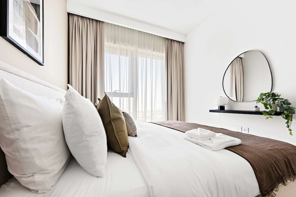 Silkhaus Stylish 1BR Near Burj Khalifa Balcony