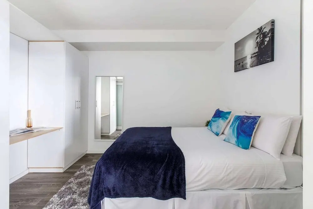 Beautiful 2BR APT With Balcony, Pool and Gym