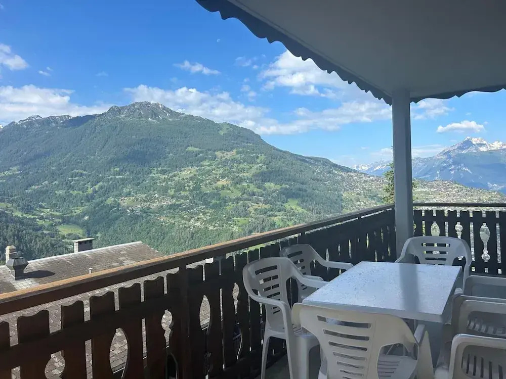 Gracious Apartment With Patio in Hills