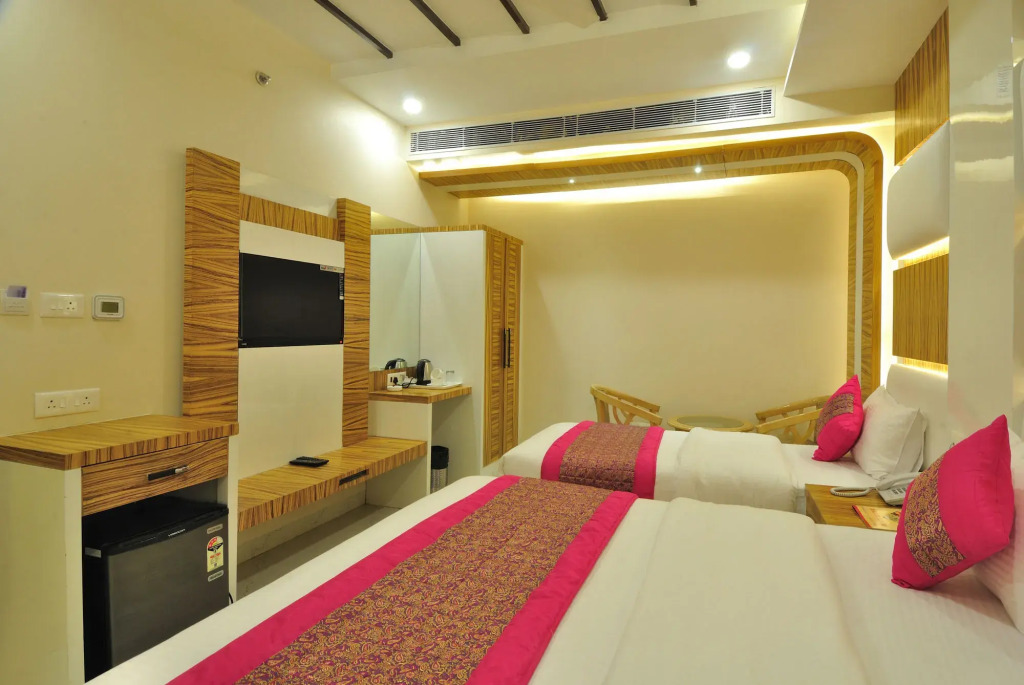 Aman Continental With Restaurant - 5Mins from Connaught Place ,Railway Station & Metro