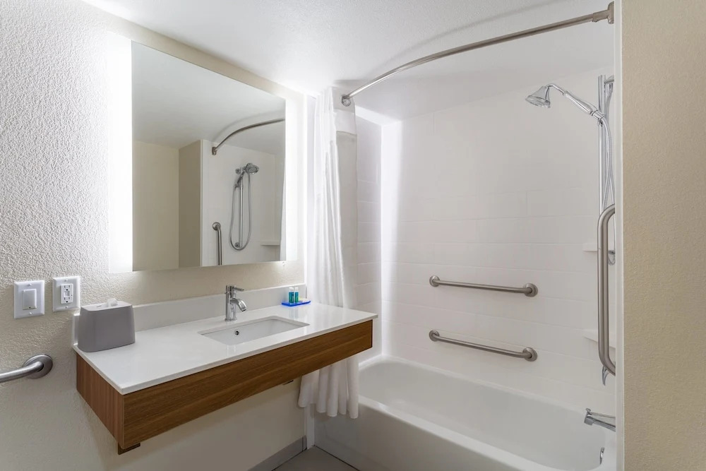 Holiday Inn Express & Suites Cedar Falls - Waterloo by IHG