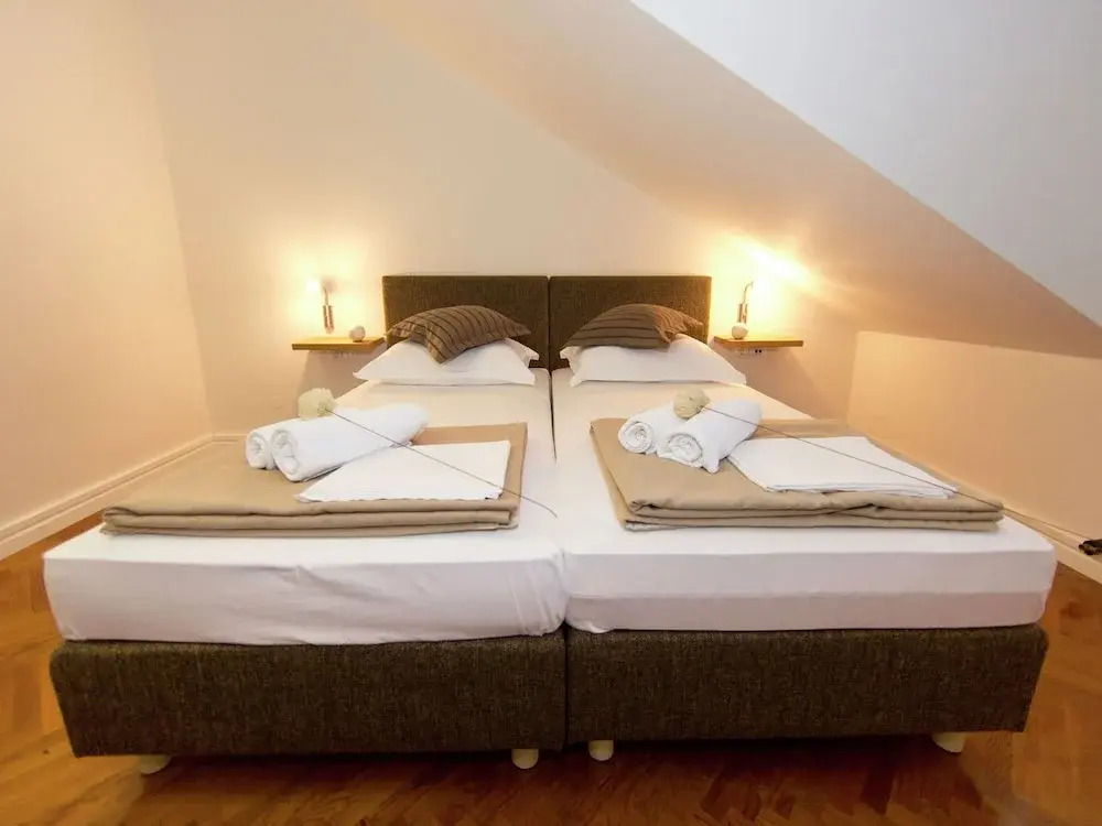 Luxury Apartment in Private Home With Private Pool & Garden, Bbq, Wifi, Parking