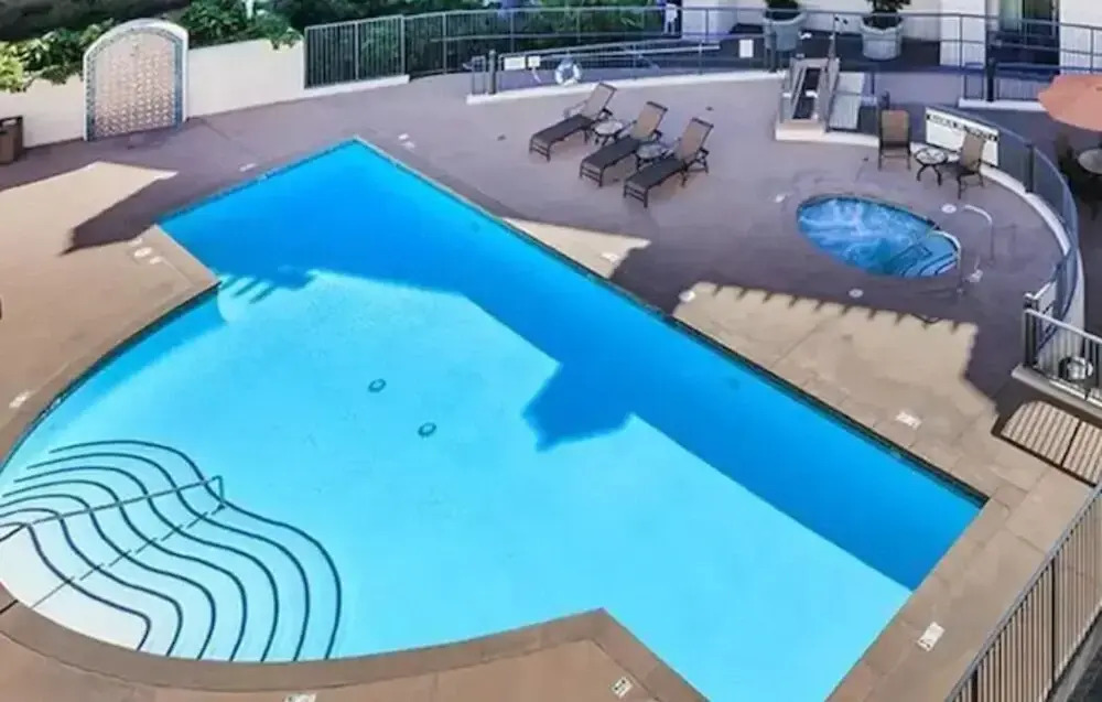 King Beds Apt by SeaWorld. Pool, Hot Tub, Gym