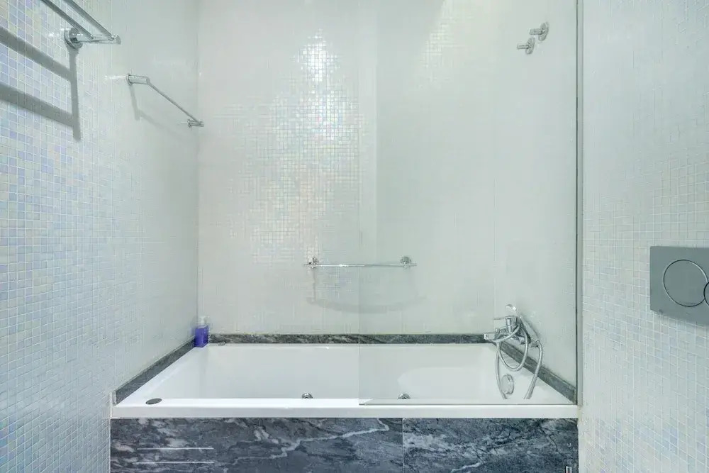 Luxury Stay In Prime Location W/ Ac, Lift & Private Patio
