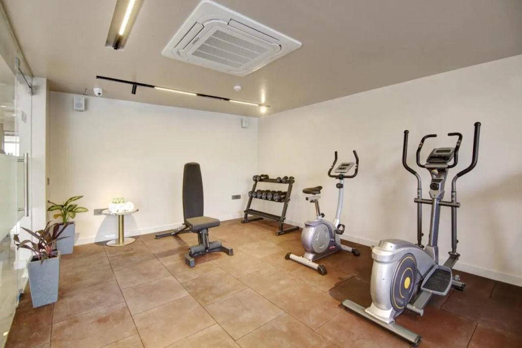 Saltstayz Premier - Near Golf Course Road & Sector 57