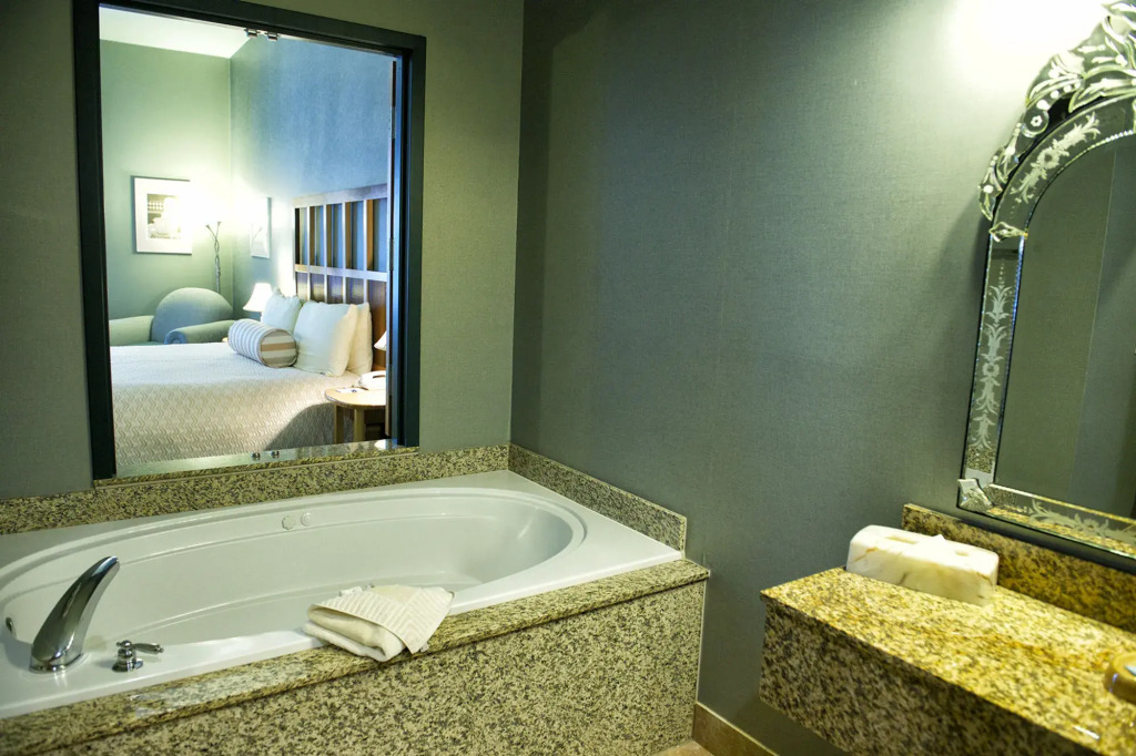 Dimond Center Hotel