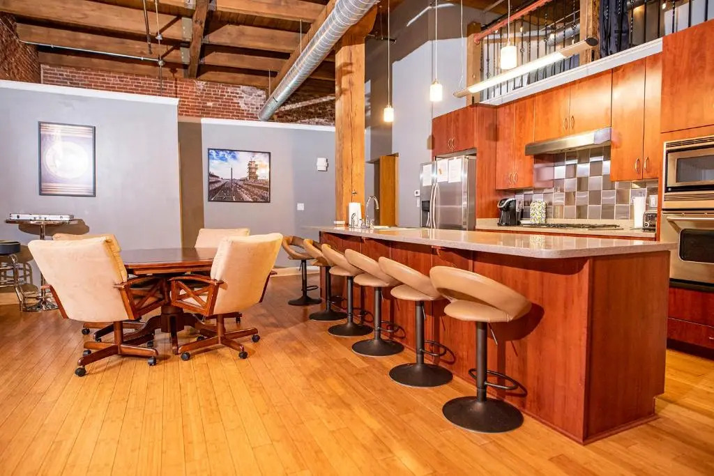 Georgia Street 4 Bedroom Condo Downtown!!