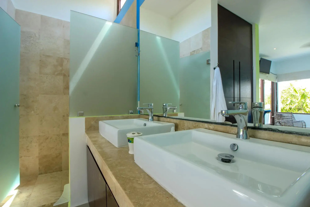 Impressive House Perfect for Large Groups Rooftop Sunbeds Hot Tub Close to the Beach