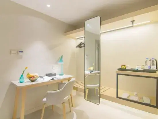 Zhiren Business Hotel (Shanghai Global Harbor Longde Road Subway Station)