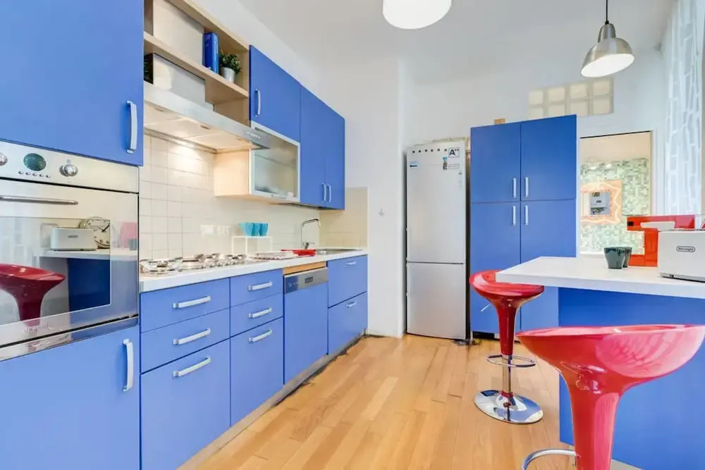 Extra Large Colorful Flat in Central Location!