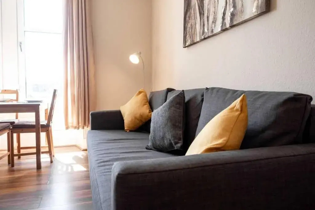 Bright, Spacious West-End Flat, Near University