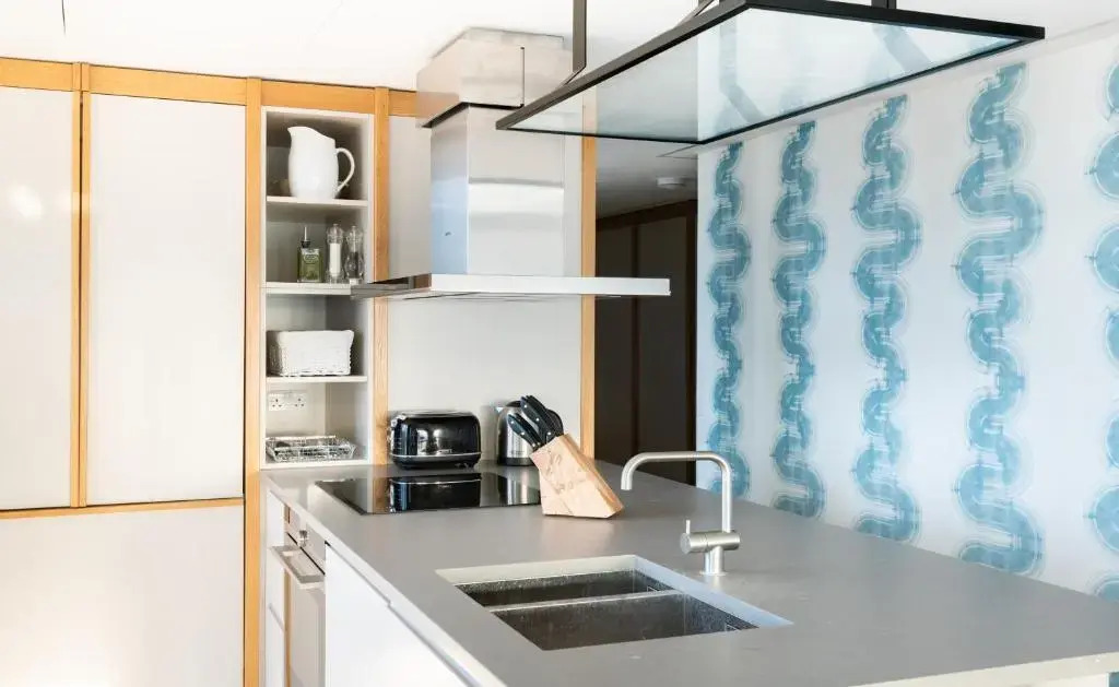 The Stratford Escape - Modern & Bright 2BDR Loft with Amazing Views