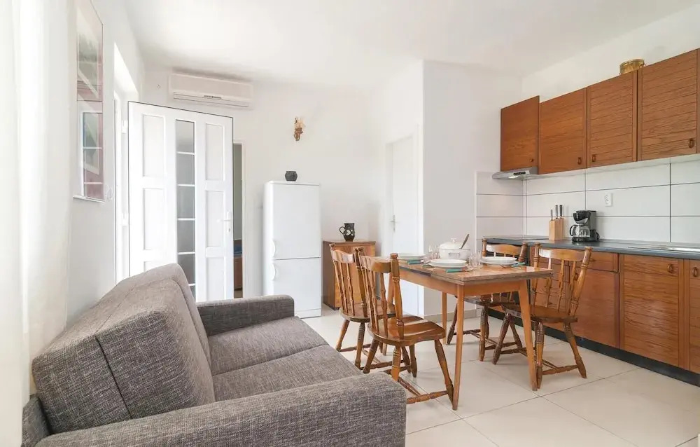 Awesome Home in Pucisca with Hot Tub, WiFi & 5 Bedrooms