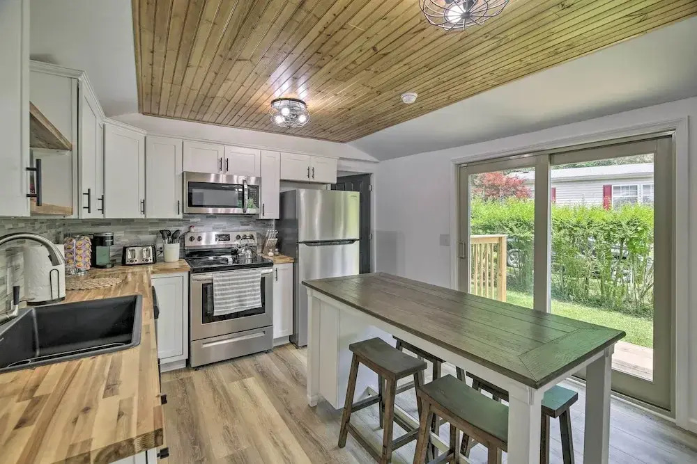 Updated Bristol Retreat ~ 2 Miles to Downtown!