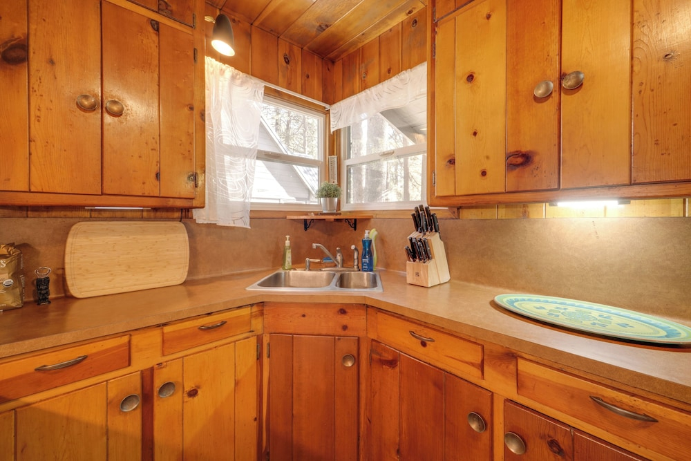 Great for Families! Woodsy Truckee Haven w/ Deck
