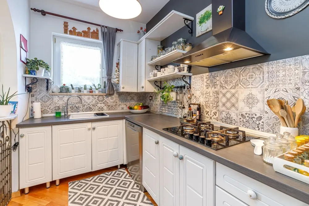 Cozy Home with Private Garden - Happy Rentals