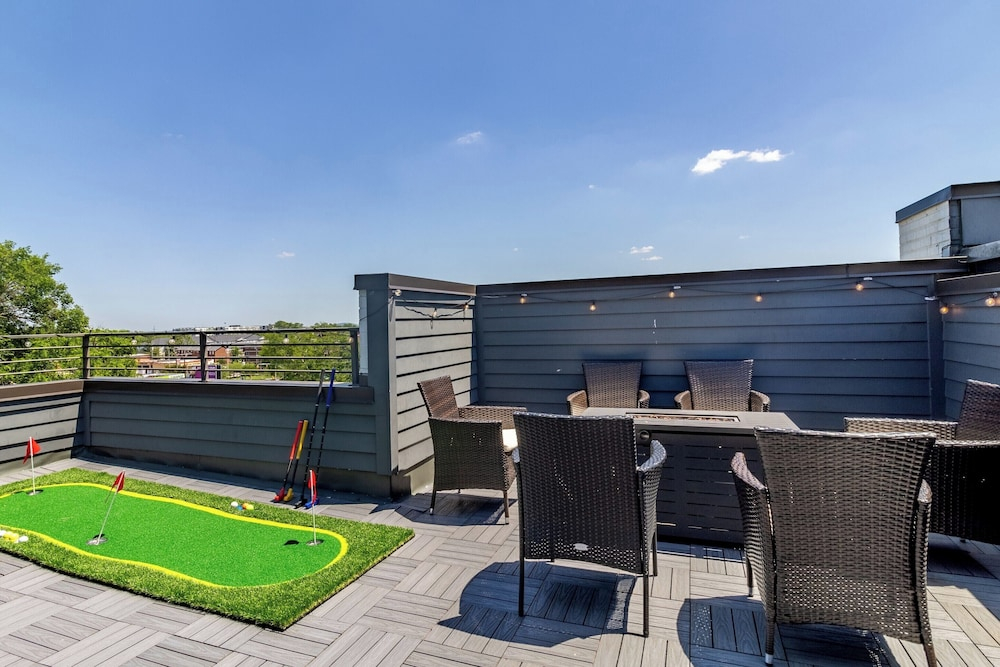 Huge Private Rooftop Deck w/ Firepit + Putt-putt 8 Mins to Broadway Doralee