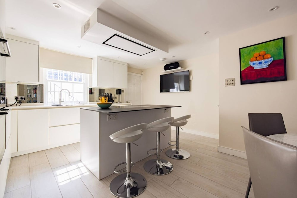 Prince Luxe 4 Bedroom House in Chelsea