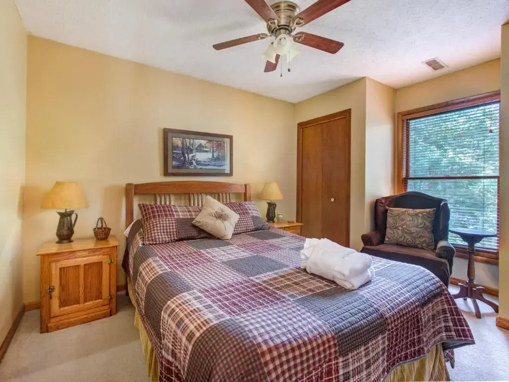 Between Here & There, 3 Bedrooms, Sleeps 6, Views, Hot Tub