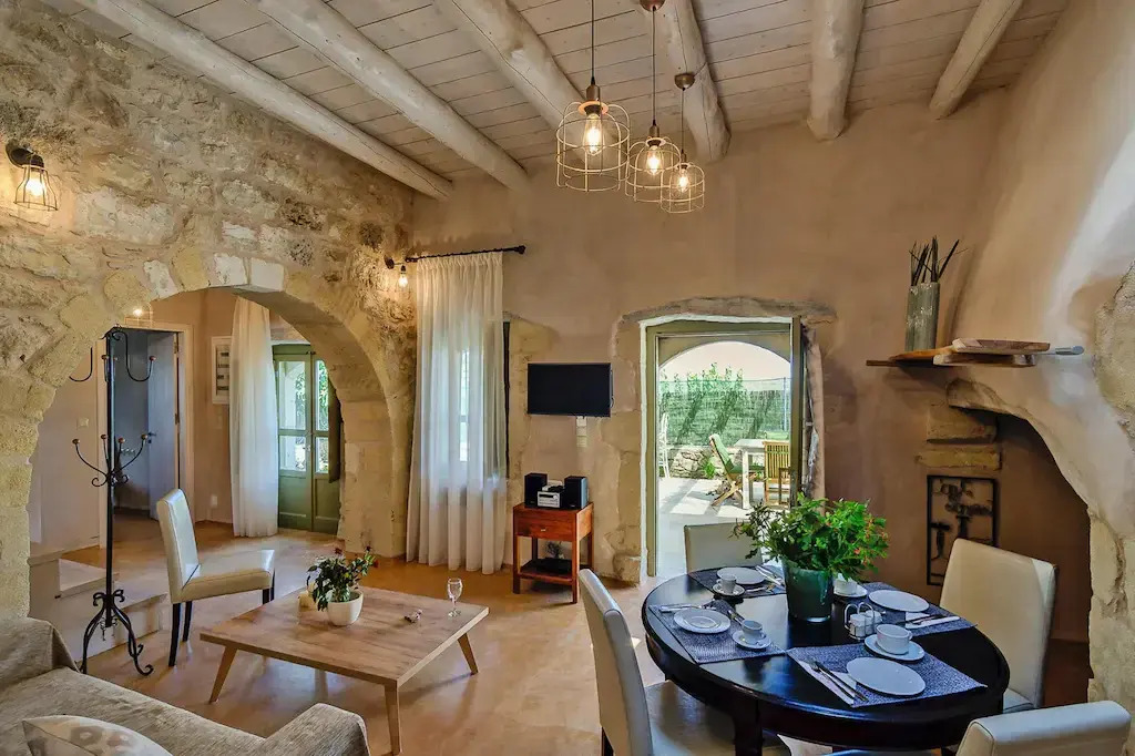 Holiday House, Castellos