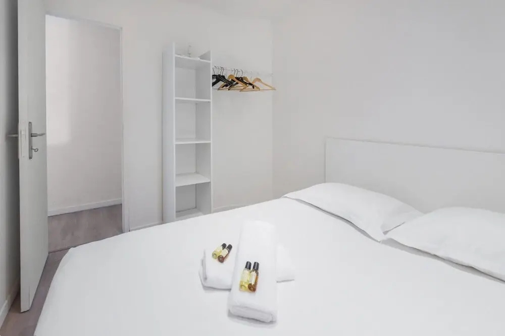 Large 1 Bedroom Apartment "rue de la Loge"!