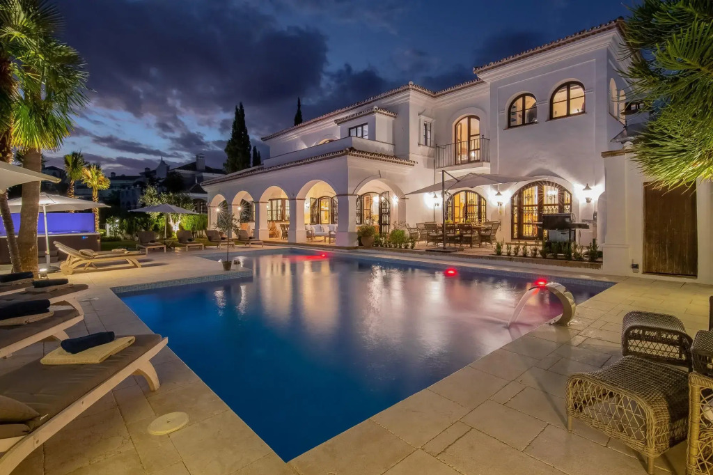 18024 - Superb Villa Near Beach With Heated Pool