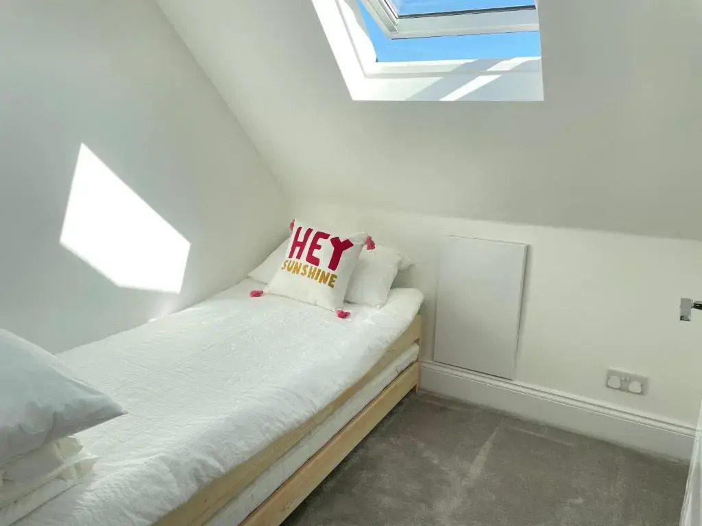 Spacious 3-Bed, Town Centre, Parking, Near Beach