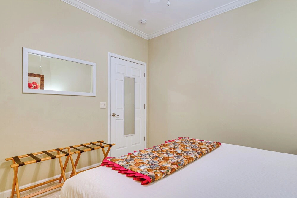 Walk to Main Street: Saluda Escape w/ Garden Patio