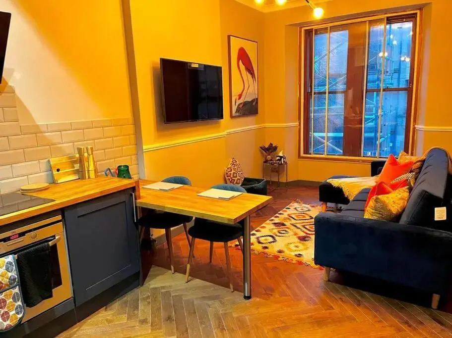 New! Stunning 1 bed Apt in West End