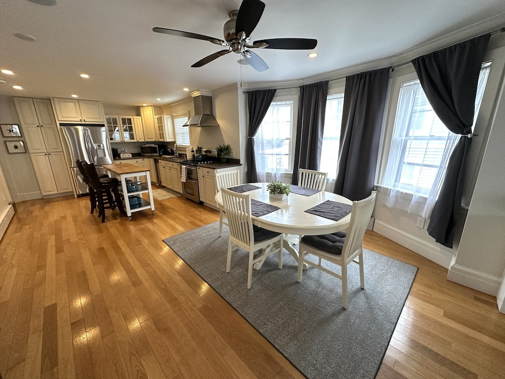 Bright And Open 2 Bed 1 Bath Apt. Off Broadway #2 2 Bedroom Apts