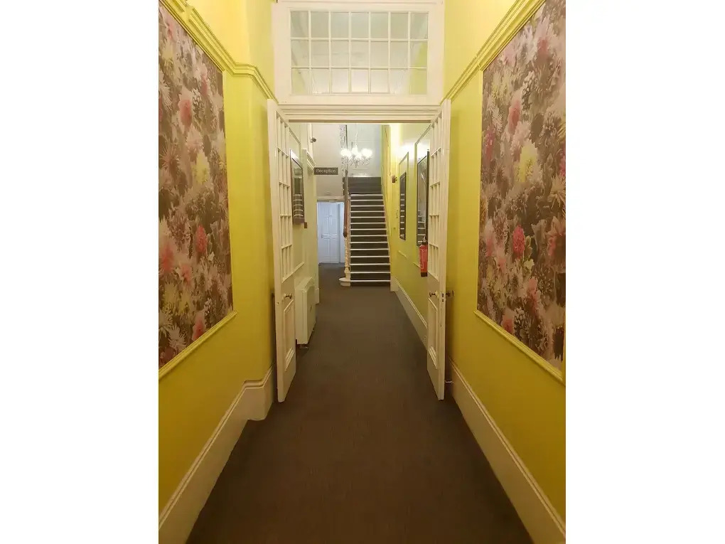 Acacia Hotel