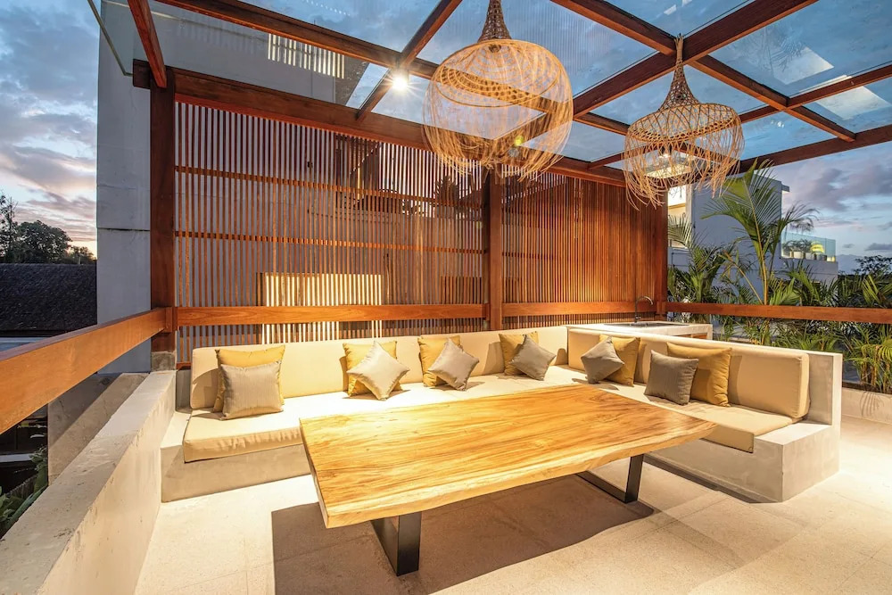 Trendy 4BR Villa, Central Canggu, 8mins to Beach
