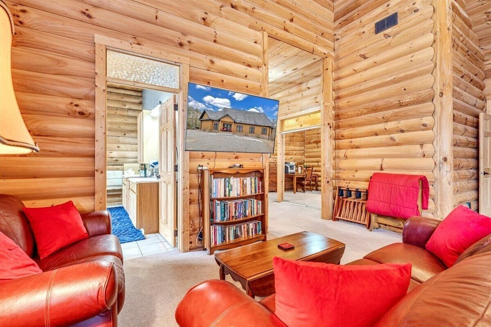 Liberty Pines - Lakefront Log Home, Swim Spa & Game Room