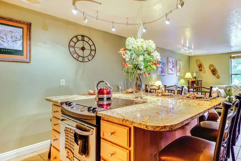 1/2 Block to Lift Bus Stop: Condo in Park City