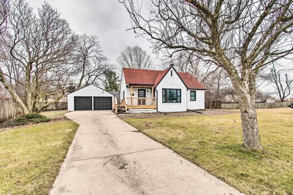 Pet-Friendly Uptown Normal Home Steps to ISU