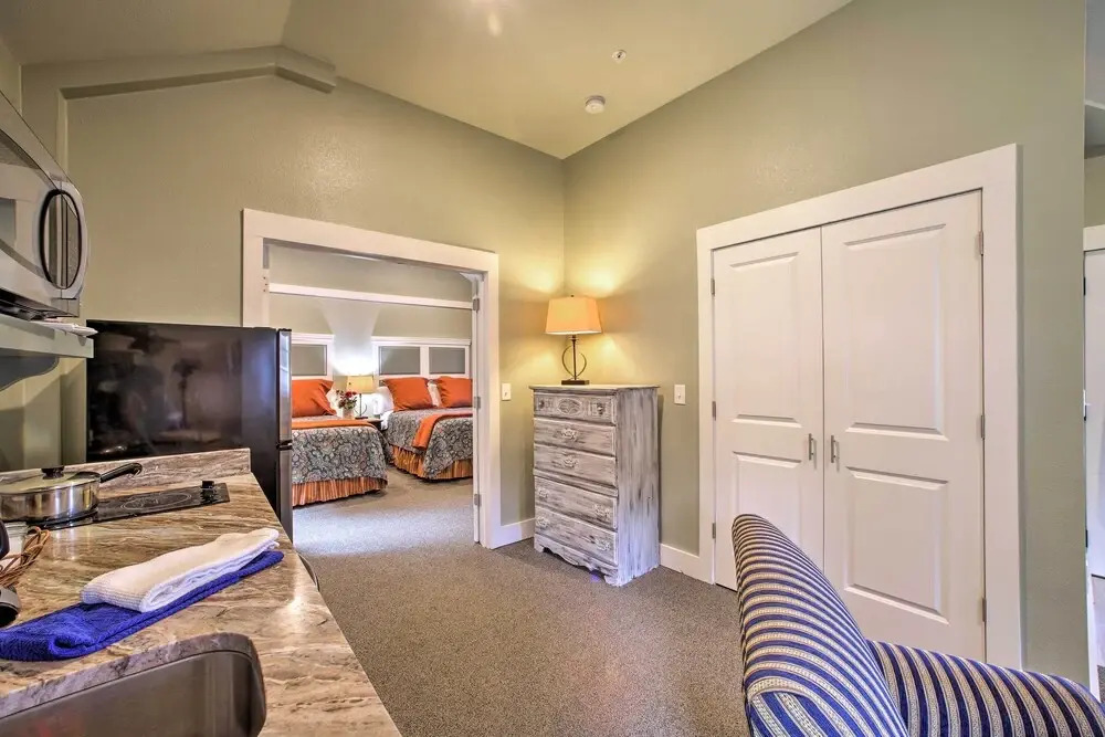 2 Mi to Branson Strip: Cozy Cottage w/ Fire Pit!