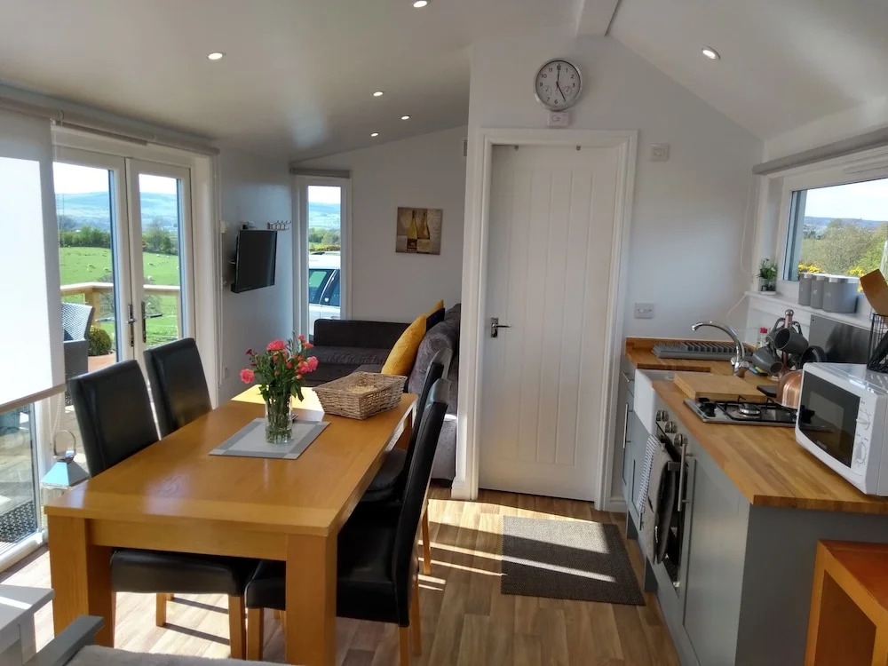 Cleeves Cabins Ailsa Luxury Lodge with hot tub