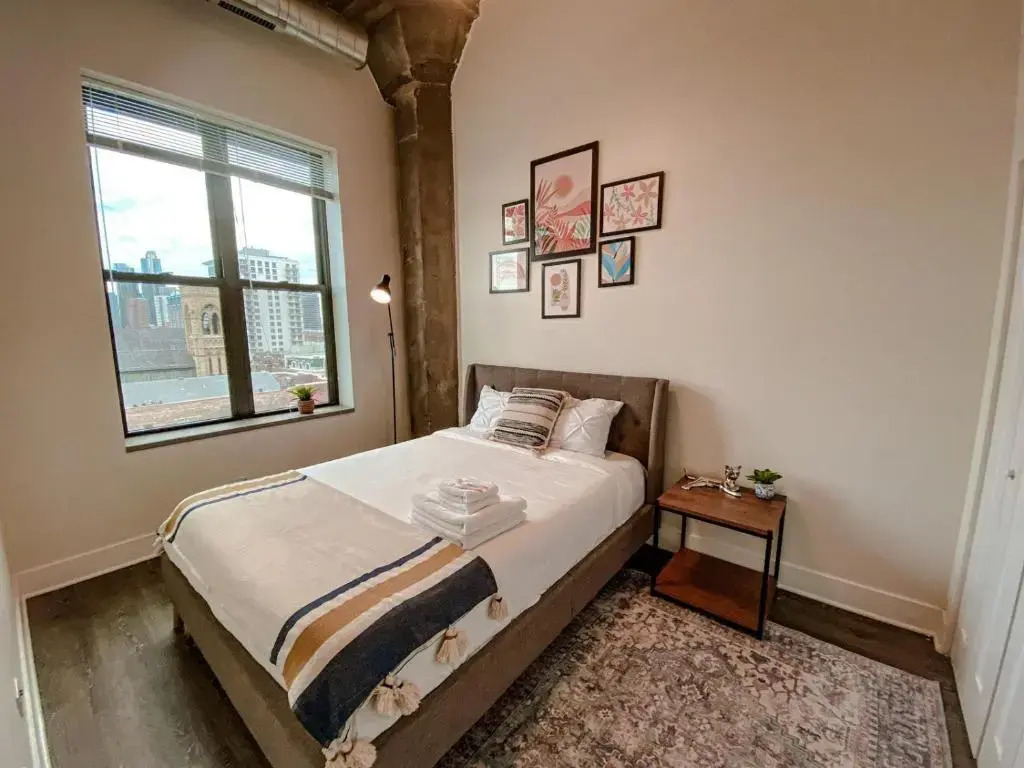 McCormick Place modern loft with an amazing city skyline view and optional parking for 6 guests